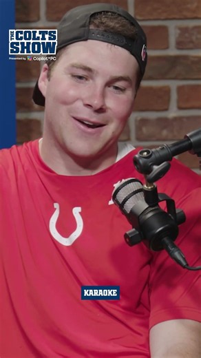 everybody ask Tyler to sing. #tylerwarren #rileyleonard #indianapoliscolts #nfl
