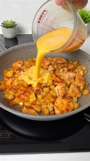 THE BEST POTATO & CHICKEN CHEESY OMELET!
