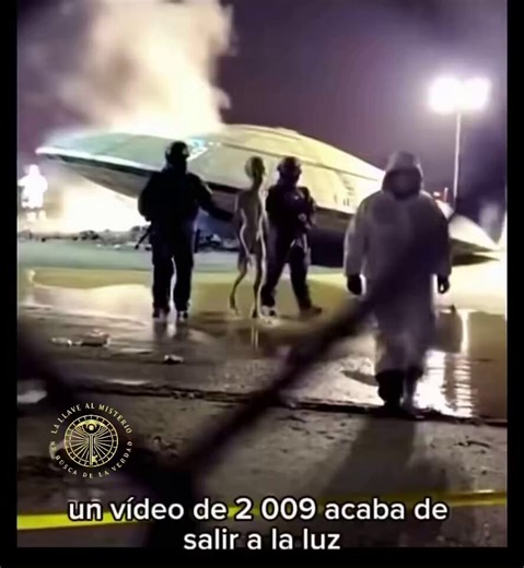 👽 WHAT IF THIS CHANGES EVERYTHING? 🛸In this UNEDITED video from 2009, leaked TODAY, an alien specimen is seen being escorted by the Army right after the crash of its ship.Scientists analyzing the scene… the first contact in history captured on camera.This is just the beginning. The Pentagon holds thousands of hours of footage that will shatter the reality we know.Get ready. The next leaks are coming.