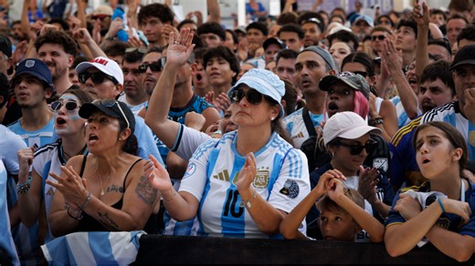 Many Argentina fans watch FIFA World Cup on Miami Beach