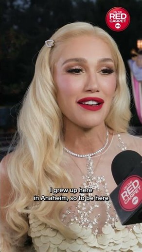 Gwen Stefani brings the Christmas spirit to Disney with a live performance!