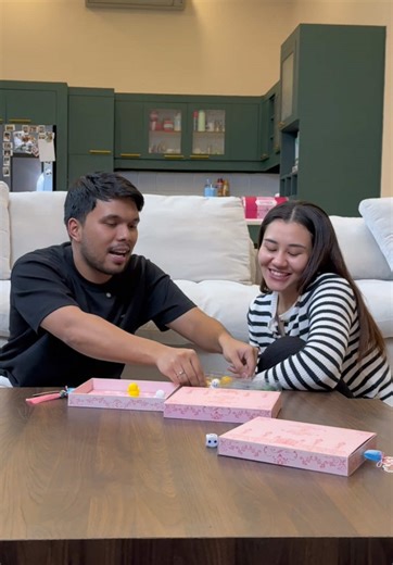 Seru banget main board game yang ada di box hampers Premium Chocolate Svvarasa ✨ Selain dapet coklat kamu bisa dapetin juga board game ini biar liburan kamu makin meriah bareng Svvarasa Kamu bisa order melalui e-commerce Shopee Svvarasa buat karna ada bundling package yang bisa kamu beli