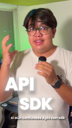 Si aún confundes APIs con SDKs, puede que estés perdiendo horas de desarrollo… o usando mal las herramientas 😅 La diferencia es mucho más simple de lo que parece: Tu aplicación necesita comunicarse con otros servicios. Y eso se hace mediante reglas claras. Ahí entra la API: 👉 Una API es el contrato Te dice: “si me envías esto, yo te respondo esto otro” Es la puerta de entrada a un sistema. Pero entonces… ¿qué es un SDK? 👉 Un SDK es la caja de herramientas Incluye: * librerías * helpers * aute
