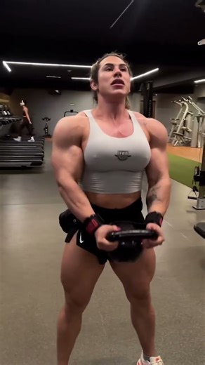 Leyvina Barros' INSANE Biceps Flex Will Shock You! 💪