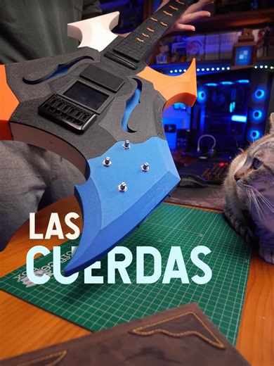 Por fin ha llegado el momento de ponerle las cuerdas a la guitarra eléctrica totalmente impresa en 3d, aguantará o se romperá? #maker #3dprinting #3dprint #impreskon3d #guitar