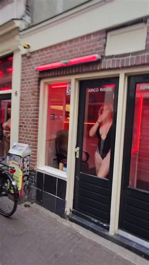 RT @Sarahhuniverse: Sight from the Red Light District - Amsterdam 🇳🇱© passport_pros (IG)
