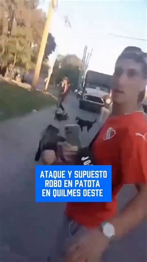In Argentina, neighbors take justice into their own hands after a group robbery of two women.A gang of criminals attacked and robbed two women in a brazen group assault. Local residents who witnessed the incident quickly intervened, confronting the thieves to protect the victims. The situation quickly escalated into a fierce street fight.