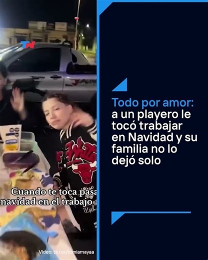 A un playero le tocó trabajar en Navidad y su familia le hizo el aguante