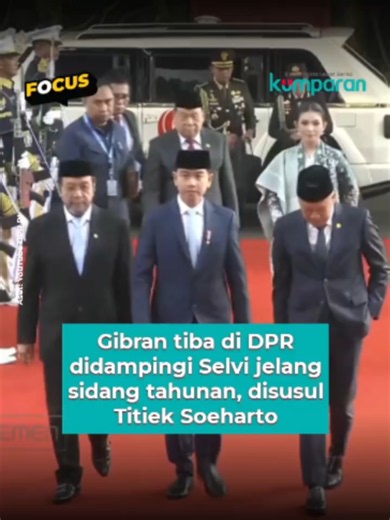 Wakil Presiden RI Gibran Rakabuming Raka tiba di DPR jjelang gelaran Sidang Tahunan MPR, DPR, dan DPD di kompleks parlemen Senayan, Jumat (14/8). Mengenakan jas dan dasi biru, Gibran datang didampingi istrinya, Selvi Ananda, terpisah dengan rombongan Presiden RI Prabowo Subianto. Setiba di DPR, Gibran disambut Wakil Ketua DPR Saan Mustopa. Tak lama, terlihat Ketua Komisi IV DPR Titiek Soeharto datang mememakai busana kebaya putih. 📸: Dok. YouTube DPR RI. ⁠ Baca selengkapnya dengan klik link di 