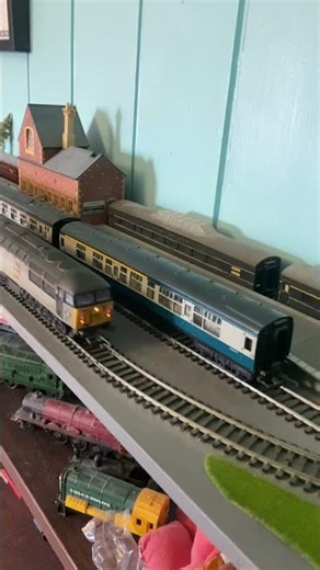 WonterRail - Model Railway: BR Class 37 & 56 on BR Mk1 Blue & Grey Set (With Brake Corridor Coach)
