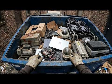 Dumpster Diving In The Heat & Found A MacBook Pro!