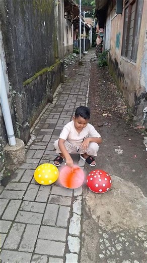 Yellow Balloon Explodes #balloon #balloonburst #waterballoon