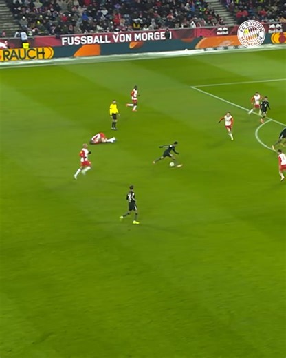 Luis Díaz glides through the defense! 🇨🇴 | FC Bayern Munich