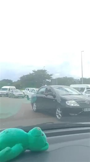 Heavy traffic is reported on the N1 heading to Gauteng as festive season holidays wind down. Vehicle flow at all three toll plazas from Polokwane to Pretoria is over 1,000 vehicles per hour. The convoy stretches up to 3km towards the Kranskop Toll Gate. Motorists are urged to drive cautiously and remain patient. #Pitori #ladi_jaja | Tsa_Pitori online Magazine