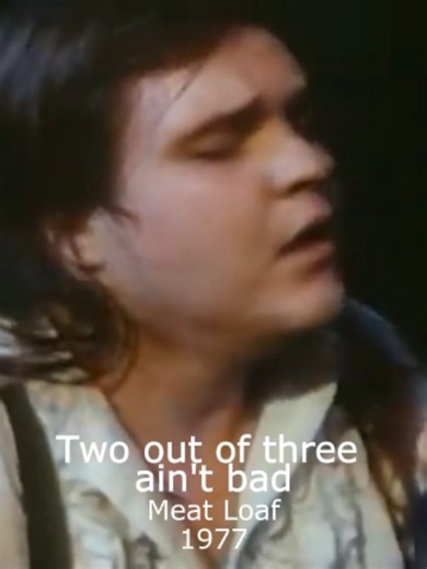 TWO OUT OF THREE AIN'T BAD / MEAT LOAF (1977) Gigante de Dallas con voz de catedral en llamas. Meat Loaf, deL bar a los grandes escenarios, que en 1977 con Jim Steinman y Bat Out Of Hell rompió todo. Rock de novela, de moto y lágrima, exceso que se volvió clásico sin pedir permiso. La ROLITA canta que no le puede dar ese amor de película que pide, aunque quiere y necesita de verdad. No miente, se desnuda y ama con lo que hay, de esos amores imperfectos, que sí son de a de verdad. 💔 Team Vinilo 