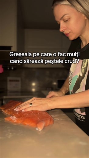 Știai ca sarea singură NU garantează distrugerea paraziților din peștele crud? Metoda sigură, recunoscută în siguranța alimentară, este combinația dintre congelare corectă și apoi sărare. Ca să fii 100% sigură, urmeaza exact pașii de mai jos, fără improvizații. Primul pas, obligatoriu, congelarea. Congelați fileul de somon la minus 20°C timp de minimum 24 de ore, ideal 48 de ore. Acest pas distruge paraziții. După congelare, dezghețare corectă! Scoateți somonul din congelator și lăsați-l să se d