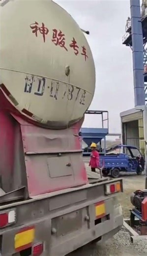 Smooth, fast transfer of powders, grains and bulk solids—ideal for factory and processing plant use.