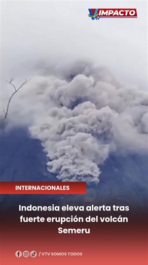 #VTVInternacionales🔵🔴| El volcán Semeru entró en erupción en Java Oriental, Indonesia, lanzando columnas de ceniza de hasta 2,000 metros y flujos piroclásticos que recorrieron hasta 6 km. ➡️Las autoridades han elevado la alerta, ordenado evacuaciones en la zona de Lumajang y establecido un perímetro de exclusión de hasta 20 km. 🖇️www.vtv.com.hn | VTV Somos Todos Honduras
