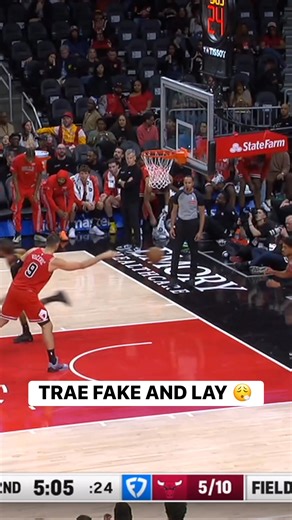 Trae Young drives and fakes the behind-the-back pass before finishing at the rim! 👌🔥 CHI-ATL • NBA League Pass Tap to Watch ➡️ https://www.nba.com/how-to-watch-game-redirect/0022500396?partnerRef=NBA&platform=Facebook&surface=Post | NBA