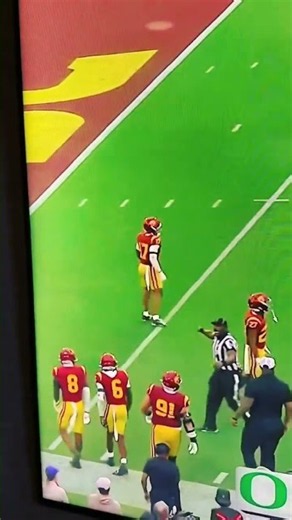 USC's Stephens Ejected After Knocking Oregon QB Moore Unconscious