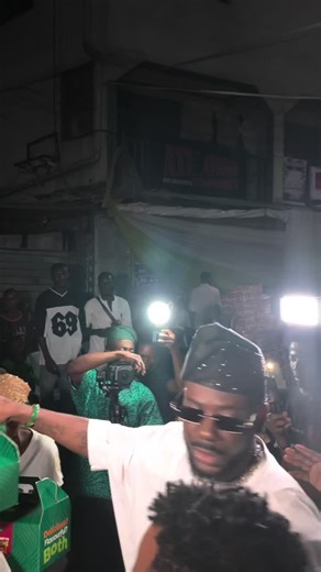 Adekunle Gold Gives Back to Lagos Island Community