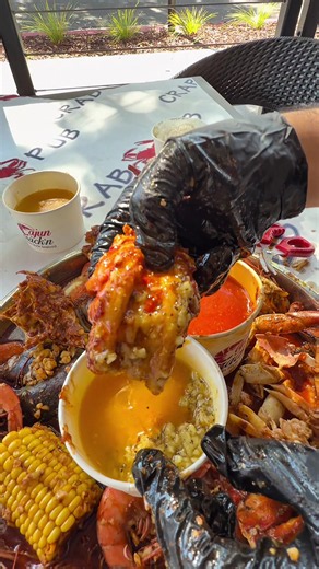 forget dinner. i wanna get messy with you. #seafood #seafoodboil #crablegs #foodtok #foodie
