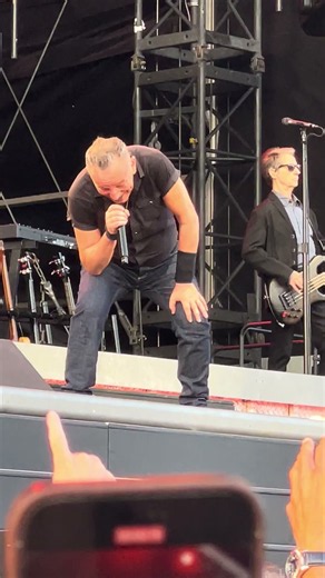 ⚡ Bruce Springsteen Uses Directness Like a Tool and Makes the Connection Feel Immediate 🎸