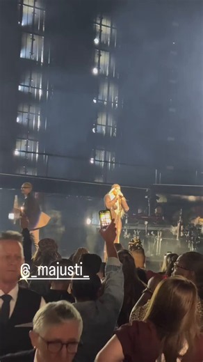 HIPHOP CROWN NATION on X: "Mary J. Blige fires back at BOOS during her “My Life, My Story” residency! 👀 🎤 “To the b*tch that’s booing, you didn’t have to come here, so I hope someone sees you and politely remove you.” Mary J. called the heckler an “idiot” after spending money to see her perform." / X