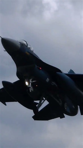 下総航空基地にF-2A戦闘機飛来