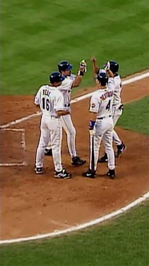 Mike Piazza CRUSHES a home run to start the scoring onslaught 😤