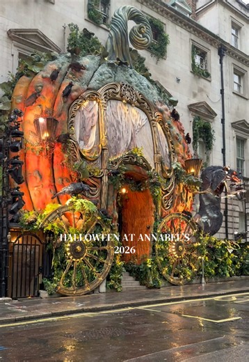 Annabel’s has unveiled its 2026 Halloween display in Berkeley Square, Mayfair 🎃🐀 @annabelsmayfair #halloween #visitlondon #london #thingstodoinlondon #fyp