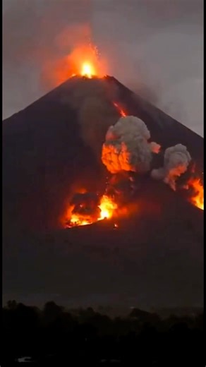 🚨 RING OF FIRE ACTIVE NOW 45 volcanoes are currently erupting worldwide — most of them locked along the Pacific Ring of Fire, Earth’s most dangerous tectonic zone. Today alone, explosive eruptions, relentless pyroclastic flows, and a powerful M7.1 earthquake near Indonesia are unfolding on the same plate system. From Indonesia and the Philippines to Japan, Alaska, Kamchatka, and the Americas, this is what a stressed planet looks like. Multiple vents erupting at once. Shallow quakes. Continuous 