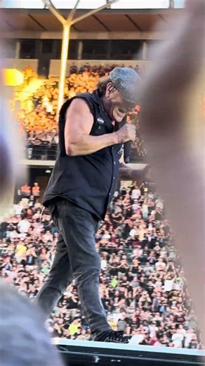 💣🎙️ AC/DC’s Brian Johnson still breaks the air with every note – relentless #ACDC #AC/DC