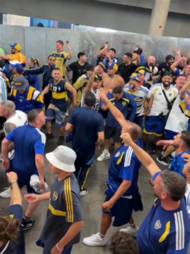 A torcida do Boca Juniors fez a festa no Maracanã após a vitória por 3 x 1 sobre o Vasco da Gama. Os adeptos cantaram, pularam e comemoraram, fazendo bonito nas arquibancadas. Com o resultado, os Xeneizes agora aguardam o vencedor do confronto entre Atlético-MG e Montevideo City Torque. Vídeo: @bosteroscuruzu (IG) #BocaJuniors #Vasco #SulAmericana