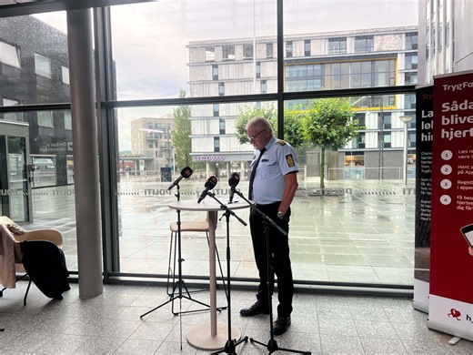Pårørende lægger blomster: Politiet deler sidste nyt om mørk dag
