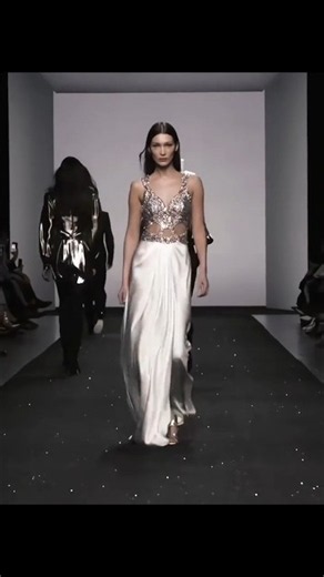 Bella Hadid’s Runway Walk Is Literally Art ✨🔥