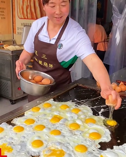 Most giant egg sandwich production in China, unique ingredients | The Food Ranger