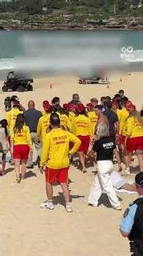 Harry et Meghan débarquent sur une plage, pendant ce temps-là elle continue de bronzer