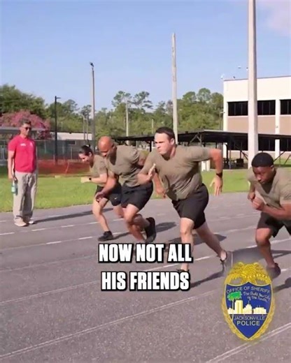 Former NFL WR Laveranues Coles joined the police force in Jacksonville, FL, where he grew up 💪