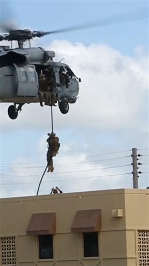Sword & Pistol & Fast roping #marines #helicopter #militaryaviation #highwayman