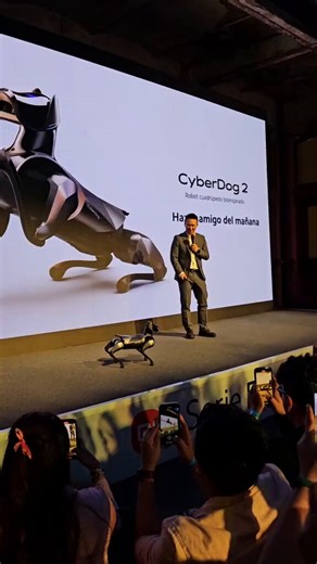 CyberDog 2 makes a special appearance at the Redmi Note 13 launch in Mexico alongside Tommy Yang, country manager of Xiaomi. What do you think of this type of robots?