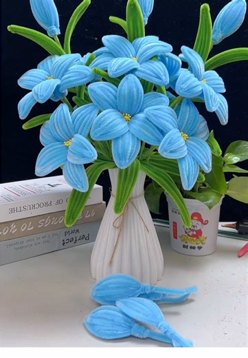 Dollar tree diy lily flowers petals tutorial #lily #flowers #craft #diyproject #diycrafts