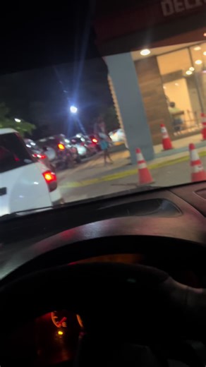 So a kid was selling wipes until a guy came out of his car and bax him.. things escalated quickly 😂😂#kfc #jamaicantiktok🇯🇲viral #jamaicatiktok