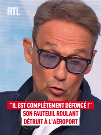 « J'ai assisté à un lancer de valises… mon Dieu ! » : au retour de son vol, il découvre avec effroi que son fauteuil roulant a été complètement fracassé par les bagagistes. Retrouvez « Ça peut vous arriver » du lundi au vendredi de 9H30 à 11H30 sur #RTL #juliencourbet #cpva #radio #onair