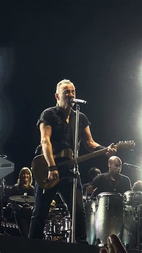 🔥 Bruce Springsteen Turns Grounded Authority Into Stage Power Without Chasing the Moment 🎸