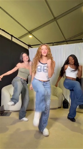 Shakira bailando "Zoo" con Darina y Natalia 🔥 | Shakira dancing "Zoo" with Darina & Natalia 🦌🦌🦌❤️‍🔥