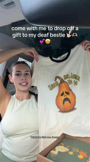 tops from Kaelie did crafts on Etsy!: https://www.etsy.com/shop/KaelieDidCrafts?ref=shop_profile&listing_id=4551956573 #bestie #deafbestie #friends #bestfriends #coda @asl.alexandria