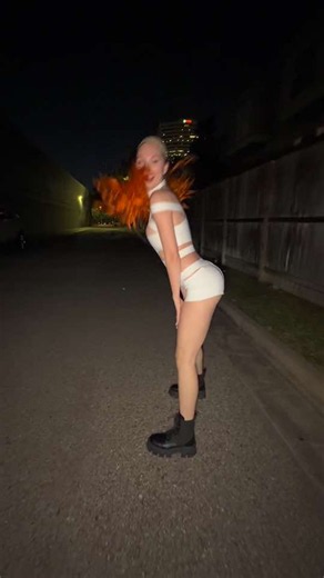 PLS WATCH TILL THE END 😭 Wig was not a paid actor I swear lmao #leeloo #leeloocosplay #halloween #fifthelement #halloweencostume