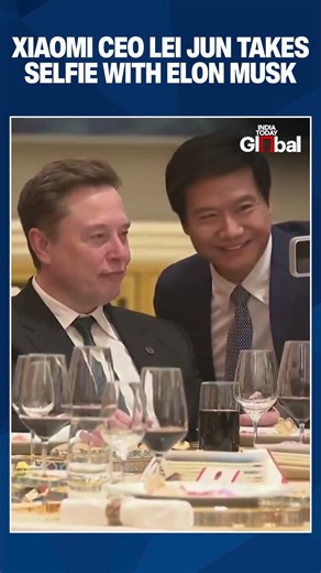 Xiaomi CEO Lei Jun Tries to Take a Selfie With Elon Musk at Beijing Summit | #beijing #elonmusk