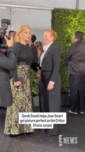 Sarah Snook helps Jean Smart get picture perfect on the #CriticsChoice carpet. #AwardsSeason | E! News